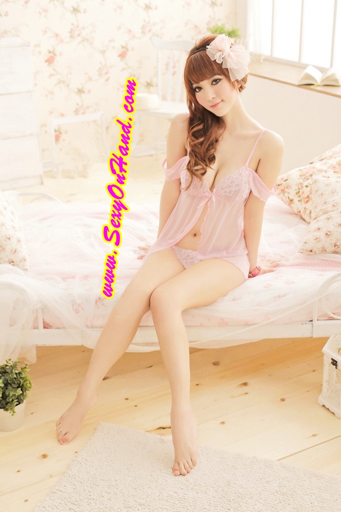 ชุดนอน เซ็กซี่ ชุดนอน ซีทรู สายเดี่ยว สีชมพู เนื้อผ้าบางเบา แบบผ่าหน้า แต่งขอบลูกไม้ช่วงอก และชายกระโปรง แบบชุด เรียบเก๋ แต่เย้ายวนมากคะ + G string เข้าชุด