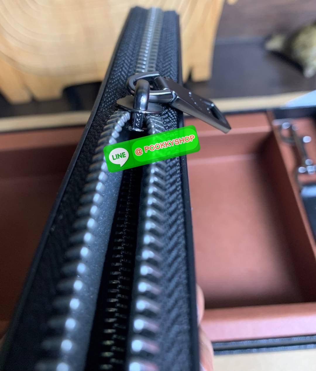 COACH ACCORDION ZIP WALLET IN SIGNATURE CANVAS กระเป๋าสตางค์ใบยาว ซิปรอบ ใช้งานง่าย ด้วยฟังค์ชั้น ด้านใน ใส่บัตรได้จุใจ มีช่องซิปใส่เหรียญตรงกลาง โดนใจหลายๆคนไปเรียบร้อยและคลาสสิค เรียบหรูดูแพงตลอดกาล ยกให้รุ่นนี้เลย