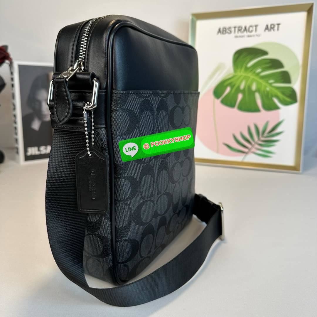 กระเป๋า Coach CHARCOAL/BLACK (COACH F54788) กระเป๋าสะพายซิกเนเจอร์เคลือบ PVC พร้อมขอบหนังปิดด้วยซิป ซับในผ้าด้านนอก: กระเป๋าแบบเปิดด้านหน้าหนึ่งช่องและกระเป๋าแบบเปิดด้านหลังหนึ่งช่อง ด้านในมีซิปและกระเป๋าเอนกประสงค์ สายปรับได้สำหรับสะพายไหล่หรือสะพายข้าง