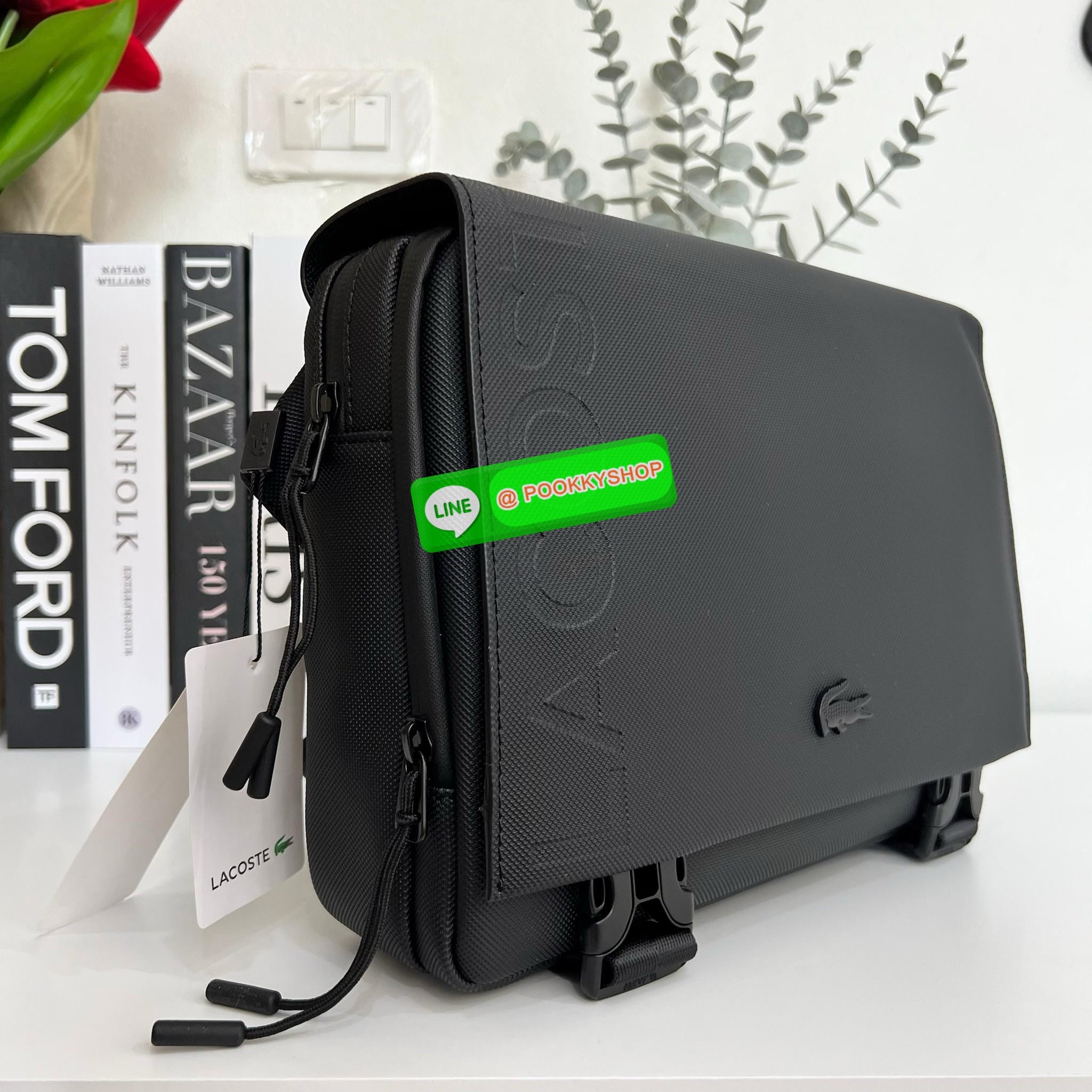 Men's L.12.12 Clipped Flap Adjustable Shoulder Strap Small Pouch วัสดุ PVC คุณภาพดีตามแบบฉบับแบรนด์ น้ำหนักเบา กันน้ำ ด้านหน้ามีโลโก้เหล็ก ฝาเปิดปิดด้วยคลิปล๊อค 2 ด้าน ช่องหลัก ด้านในมีช่องซิปพร้อมหัวซิปแบรนด์ ใส่กระเป๋าสตางค์ใบยาว ipad มือถือ ของจุก