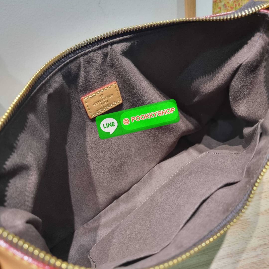 LV THAMES PM BAG กระเป๋าสะพายไหล่รุ่นยอดฮิตทรงพอช ใบใหญ่กำลังดี สวยดีไซน์คลาสสิควินเทจ สายสะพายในตัวใช้งานได้คล่องตัว ปรับได้อีกเล็กน้อย วัสดุหนังแคนวาสทนทาน เปิดปิดด้วยซิป ภายในโล่งใส่ของสำคัญได้ครบ สามารถสะพายแมทช์ได้กับทุกลุค ทุกสไตล์ หรือจะเลือกเป็นกร