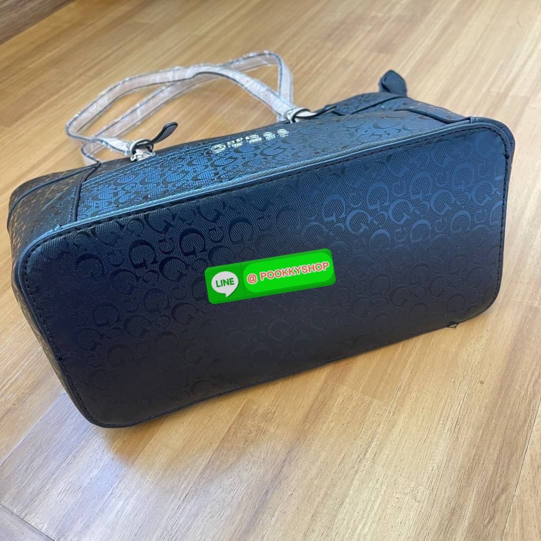 Guess แท้ Outlet กระเป๋าทรงช้อปปิ้ง หนังดี งานสะพายไหล่ เปิดปิดด้วยซิป ด้านในซับในแบรนด์อย่างดี