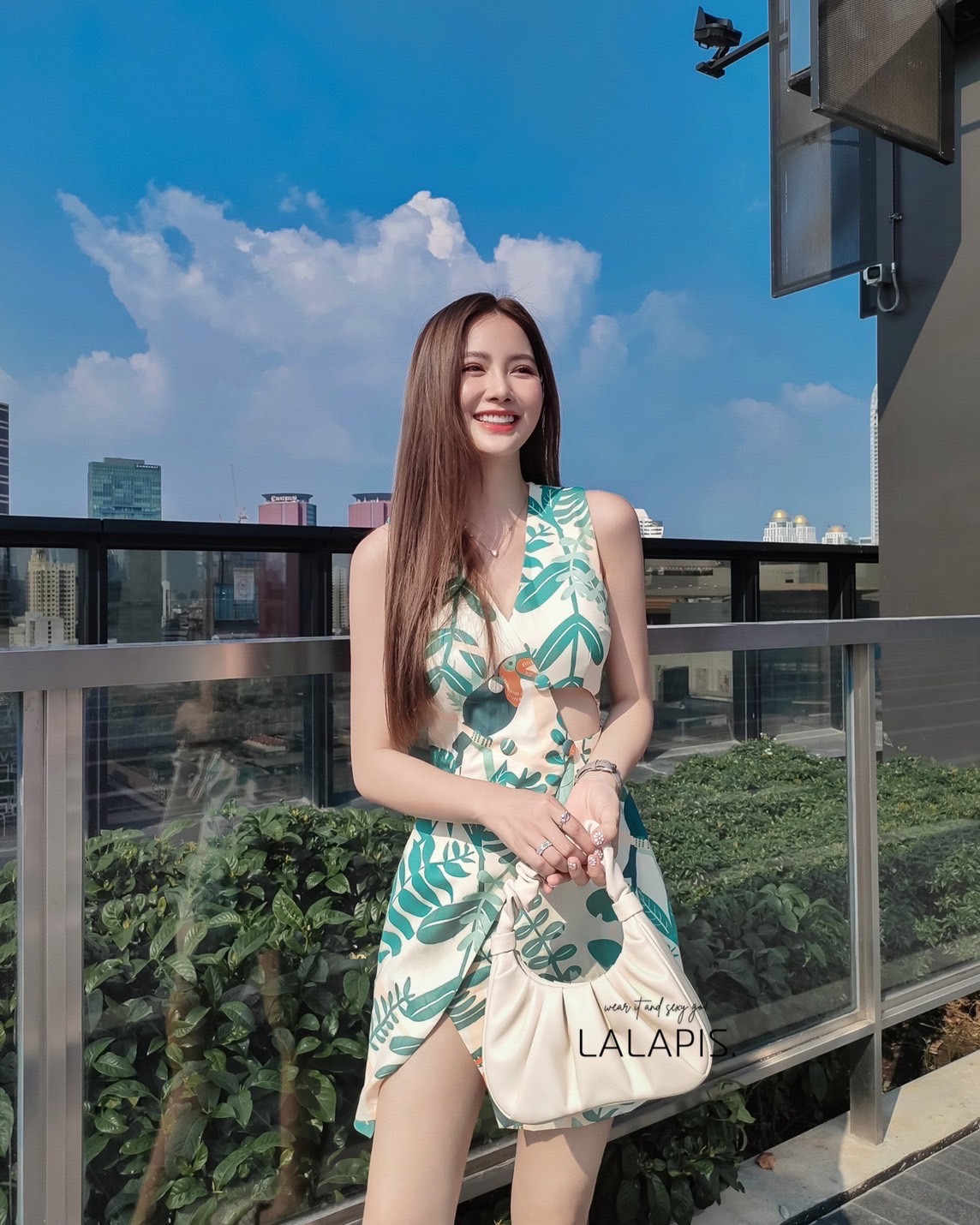 เดรสแฟชั่น เดรสทรงสูท ดีไซน์ช่วงเอว อกเสริมฟองน้ำ ตกแต่งกระดุม 4 เม็ด