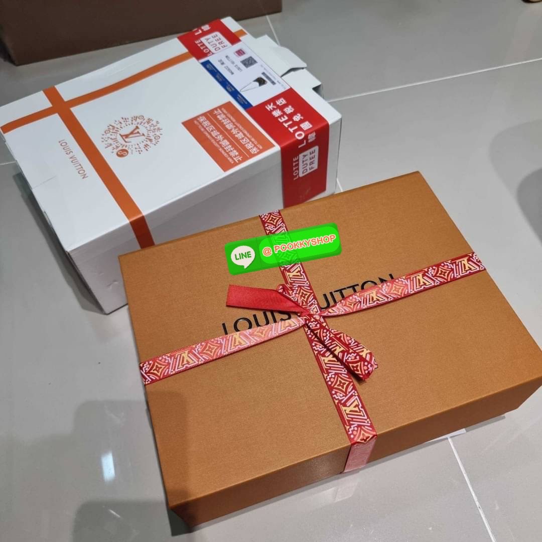 LV boulogne bag กระเป๋าสะพาย ดีไซน์คลาสสิครุ่นสุดปัง ขนาดกำลังดี ใช้งานได้สะดวกคล่องตัว วัสดุหนังแคนวาสทนทาน ปากกระเป๋ามีซิปเปิดปิด ภายในโล่งกว้าง ใส่ได้ทั้งกระเป๋าสตางค์ใบยาว มือถือ ของจำเป็นต่างๆ มาพร้อมสายสะพาย ปรับได้ตามชอบ และสายโซ่คล้องไหล่อีกหนึ่งเ