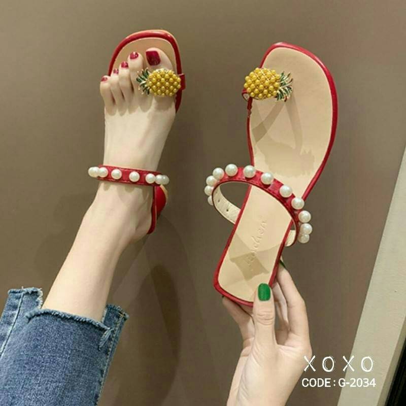 สินค้าพร้อมส่ง แตะสวมมีส้นเล็กน้อย งานใส่สบาย ส้นทรงสวย วัสดุหนัง PU สวมนิ้วโป้ง อะไหล่ทรงรูปสับปะรด สวย เก๋ เด่น คาดทับแต่งคาดไข่มุกด้านบน อีกชั้น สวยงาม สวมใส่แมทส์ชุดง่าย น้ำหนักเบา