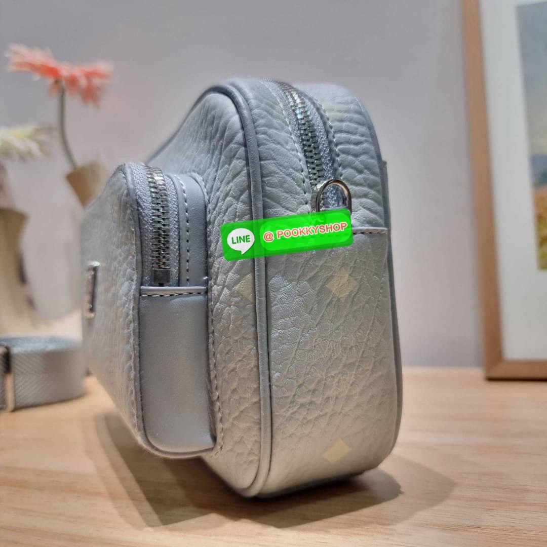 MCM KLASSIK CROSSBODY BAG สีใหม่ต้อนรับซีซั่นใหม่!! สาวกเอ็มซีเอ็มต้องมีน้า!! ใครๆเค้าก็สะพายกัน!! กระเป๋าสะพายข้างทรงครอสบอดี้ ที่ดาราใช้กันเพียบ!! รุ่นนี้หนุ่มๆสะพายหรือสาวๆก็สะพายได้น้า ขนาดกำลังดี วัสดุหนังแคนวาสคุณภาพดี มีช่องหลัก 2 ช่อง เปิด-ปิดด้วย
