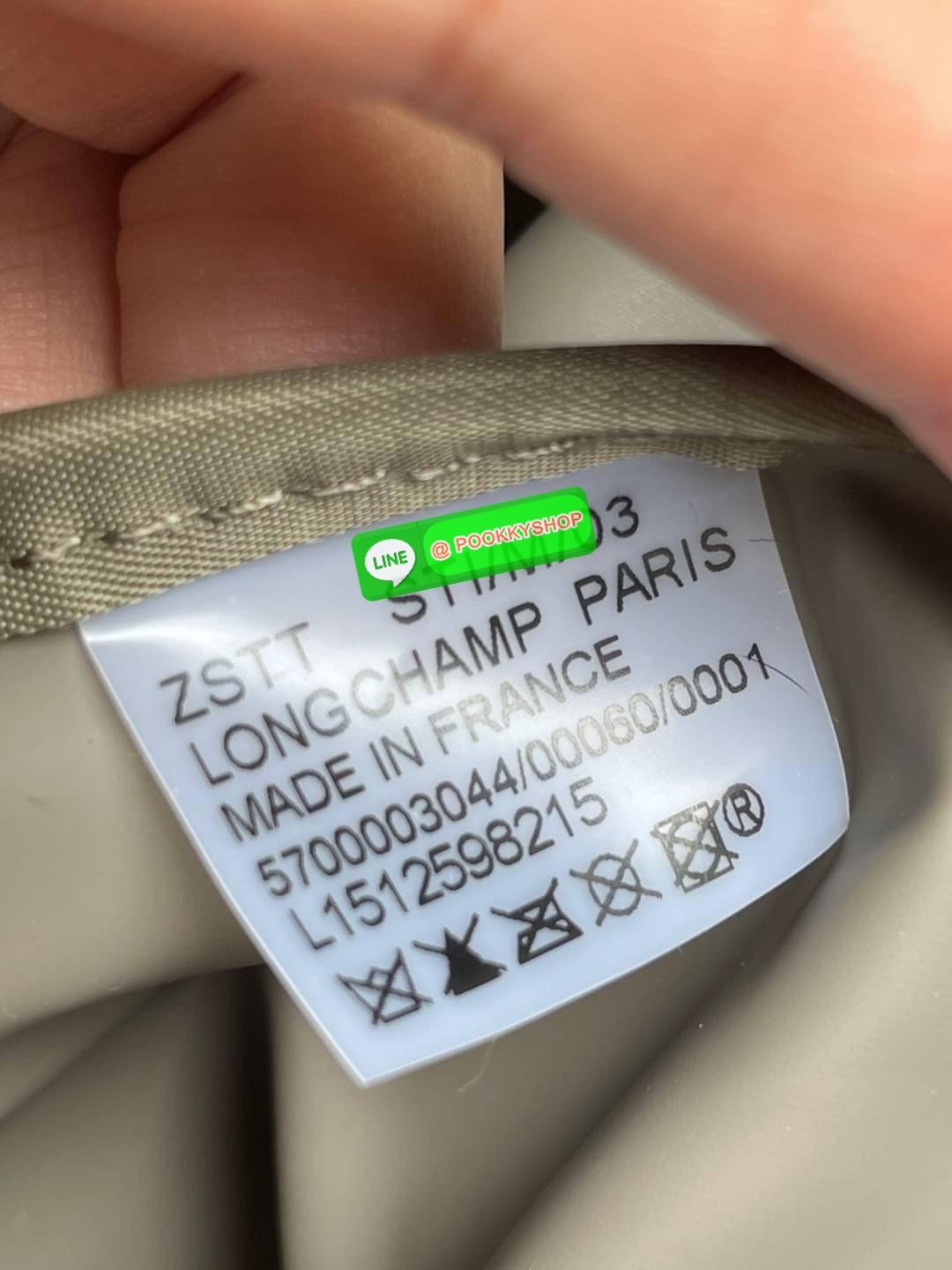 💕Longchamp LE PLIAGE NÉO TOP HANDLE BAG (small size) อีกหนึ่งรุ่นยอดนิยม ที่สาวๆ ต้องมีไว้เก็บไว้สักใบ กระเป๋าโท้ทใบนี้ มาพร้อมกับสีที่มีสไตล์เรียบง่าย มีสายสะพายยาวปรับสั้นยาวได้ช่วยให้คุณสามารถสะพายไหล่ได้อย่างสบาย ในตัวสายปักโลโก้อันเป็นสัญลักษ