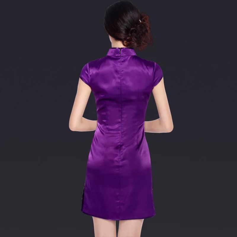 สีแดง คอจีน แต่งซีทรู และปักฉลุ ช่วงอก งานผ้าไหมสวยหรู เนื้องานละเมียด สวยกรูสุดๆคะ กระโปรง สาวๆ ที่ใฝ่ฝันอยากใส่กี่เพ้า สวยๆ อย่าพลาดเลยนะคะ งานมีระดับ ในราคาไม่แพงเลย.. ขอบอก .. ความเหมือนของสินค้าจริง กับภาพตัวอย่าง 99.99%