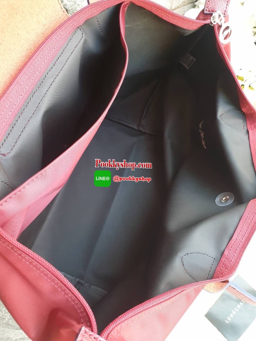 Longchamp Le Pliage Club Tote Bag Size L หูยาว วัสดุเนื้อผ้า Nylon Canvas เคลือบกันนำ้ ตัดด้วยหนังแท้ที่มีน้ำหนักเบา ดีไซน์เรียบง่ายแต่เต็มไปด้วยความคลาสสิก จนเป็นที่ชื่นชอบไปทั่วโลก Longchamp ปรับโฉม LE PLIAGE ด้วยการปักลายรูปม้า-ตราสัญลักษณ์ของแบรนด์บนผ