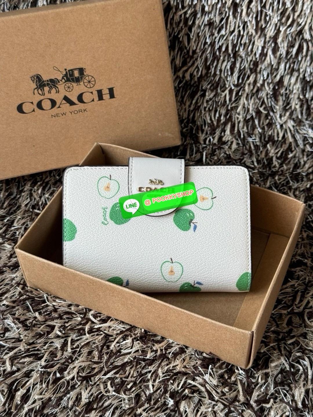 COACH MEDIUM CORNER ZIP WALLET IN SIGNATURE CANVAS กระเป๋าสตางค์ขนาดกลางที่ถือว่าเป็นไอเทม Must Have ของทุกเพศทุกวัยที่ต้องพกติดตัวไว้ตลอดเวลา เพราะนอกจากจะช่วยจัดเก็บเงิน บัตรประชาชน บัตรเครดิตและต่าง ๆ ให้เป็นระเบียบเรียบร้อยยังต้องคำนึงถึงประโยชน์ใช้สอ