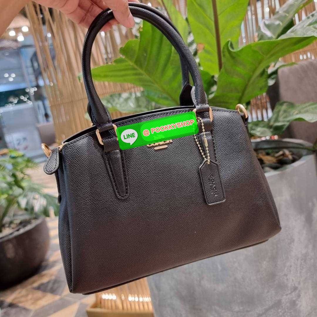 COACH F29434 MINI SAGE CARRYALL IN SIGNATURE CANVAS รุ่นยอดฮิต!! ที่สุดของกระเป๋าสะพายขายดี ต้องทรงถังมินิรุ่นนี้ วัสดุหนังแคนวาสเคลือบลาย สวย คลาสสิค มาพร้อมสายสะพายข้างและหูหิ้วในตัว ถอดออกถือคล้องแขนเก๋ๆ หรูๆยังได้ ภายในเป็นช่องโล่ง แบ่งสัดส่วนอย่างดี