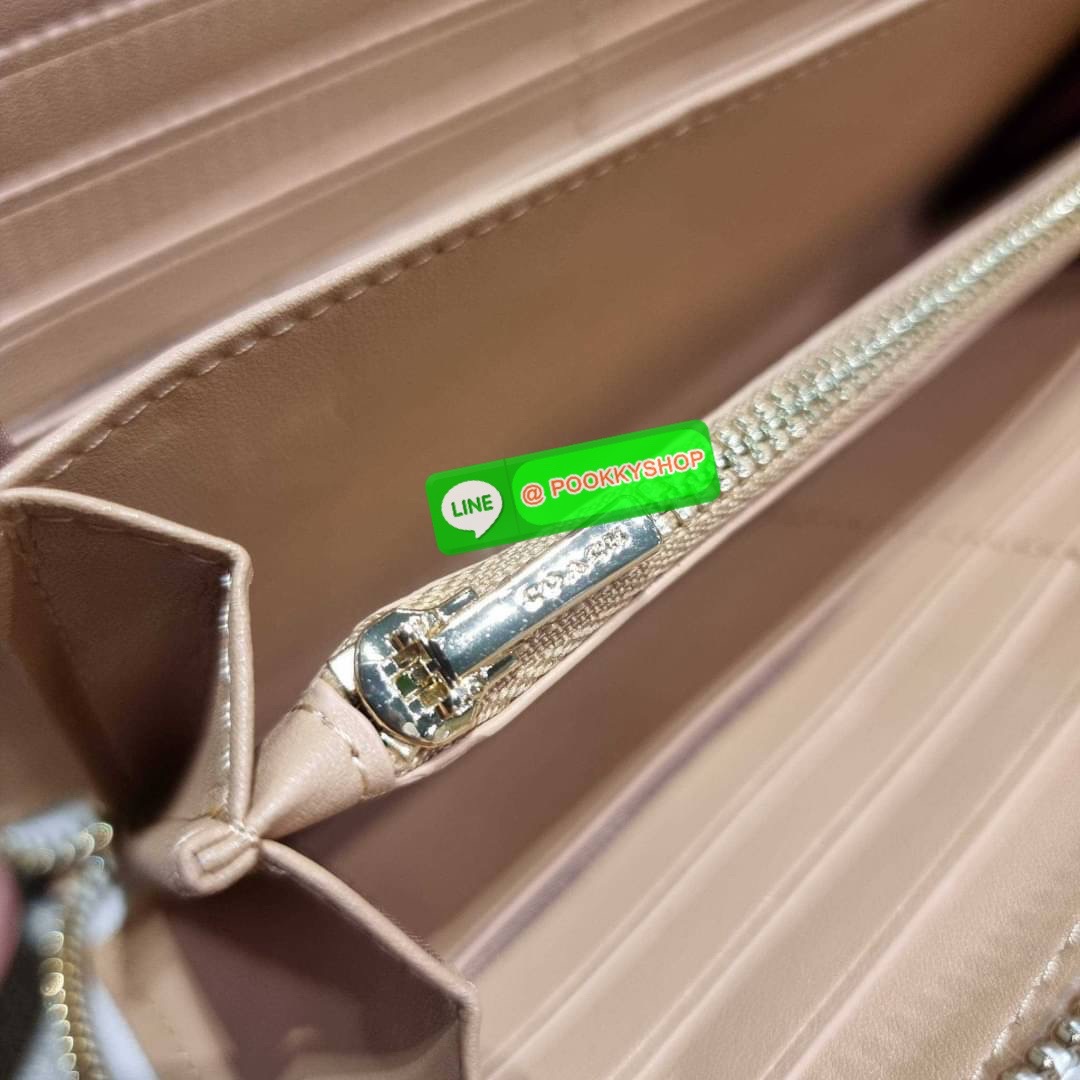 COACH C8695 LONG ZIP AROUND WALLET IN SIGNATURE CANVAS WITH MYSTICAL FLORAL PRINT พร้อมเสิร์ฟความหรู กับคอลใหม่ล่าสุด กระเป๋าสตางค์ใบยาวกึ่งคล้องมือ มาในดีไซน์ผู้ดี เรียบหรู ถือใช้แล้วขับผิวมาก ลวดลายดอกไม้คละเคล้าสวยงาม วัสดุหนังแคนวาสเคลือบลาย มาพร้อมสา