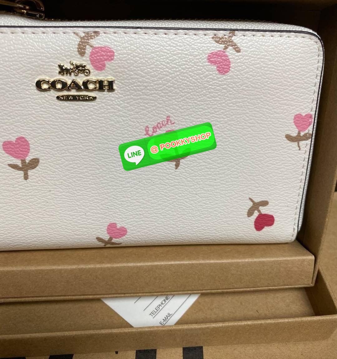 COACH ACCORDION ZIP WALLET IN SIGNATURE CANVAS กระเป๋าสตางค์ใบยาว ซิปรอบ ใช้งานง่าย ด้วยฟังค์ชั้น ด้านใน ใส่บัตรได้จุใจ มีช่องซิปใส่เหรียญตรงกลาง โดนใจหลายๆคนไปเรียบร้อยและคลาสสิค เรียบหรูดูแพงตลอดกาล ยกให้รุ่นนี้เลย