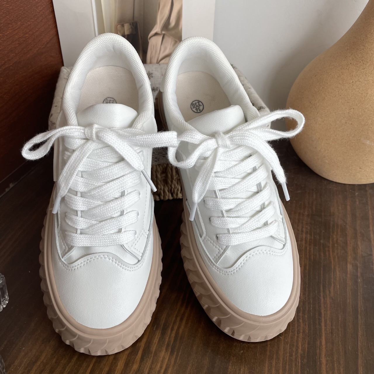 สินค้าขายดี พร้อมส่งค๊าา sport shoes รองเท้าผ้าใบ งานแฟชั่นงานเกรดพรีเมี่ยม พื้นนิ่มมากคะ 👟 ใส่สบายจะแมตช์กับกางเกง👖หรือกระโปรง👗ก็ได้ค่ะ แม่ค้าคอนเฟริม ห้ามพลาดเลยจ้าตัวนี้แนะนำ อย่าช้ารีบเลย