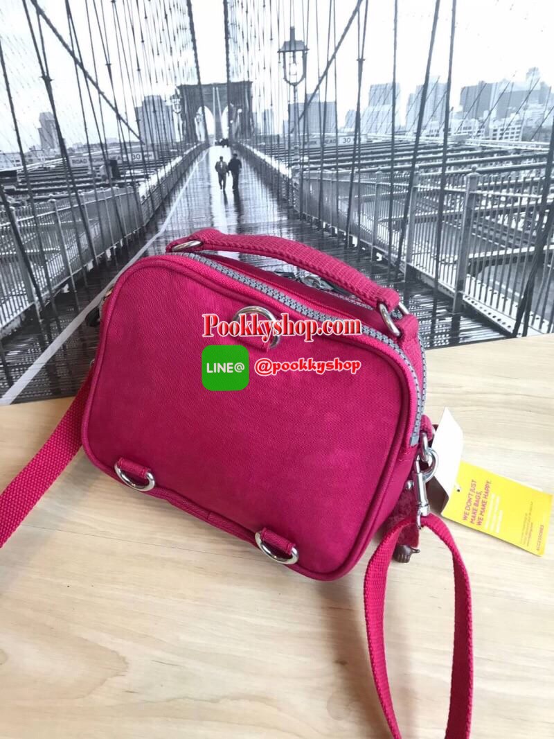 Kipling Messenger Nylon Bag กระเป๋าสะพายทรงเหลี่ยมขนาดมินิ สามารถถือ/สะพายสายคู่ สะพายสายเดี่ยวและสะพายเป้ มีหลายช่องใช้งาน ด้านหน้าเป็นช่องเล็กใส่ของจุกจิก ซิปคู่ด้านหน้าภายในมีช่องเล็กแยกเป็นสัดส่วน ซิปเดี่ยวด้านหลังกว้างเพิ่มช่องใส่ของได้อีก1ช่อง ขนาดก