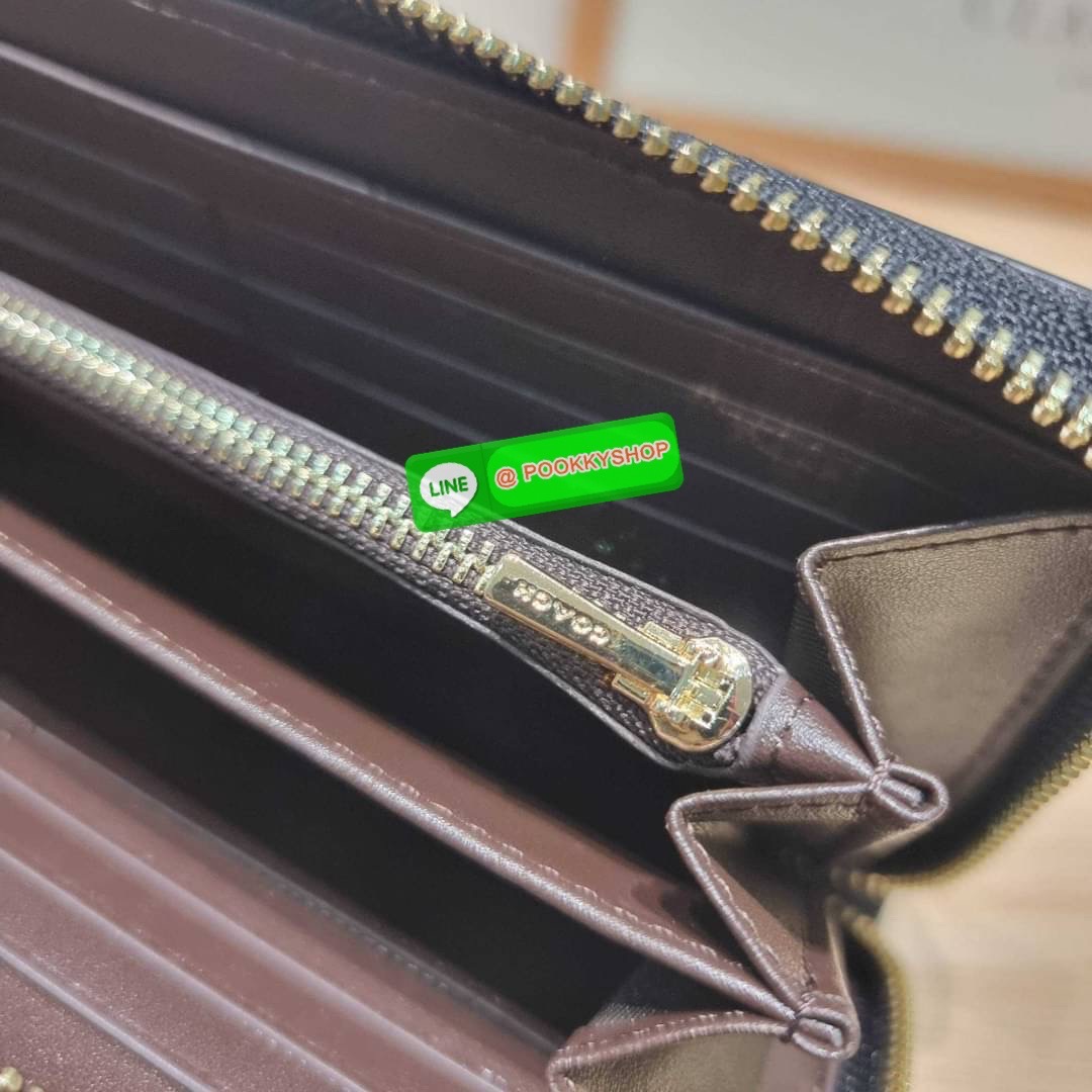 COACH CF521 LONG ZIP AROUND WALLET WITH SIGNATURE MONOGRAM 🔆 Details กระเป๋าสตางค์ใบยาว คอลเลคชั่นใหม่ กับดีไซน์ใหม่ ฉีกกฏทุกการดีไซน์ ด้วยลวดลายโมโนแกรมรอบใบโดดเด่น สะดวกใช้งานด้วยสายคล้องมือที่สามารถถอดออกได้ พกพกง่ายที่สุด รูดใช้งานด้วยซิปรอบใบ