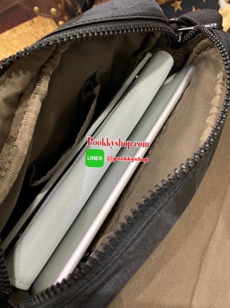 Kipling Nuria Shoulder Bag กระเป๋าสะพายคอลเลคชั่นล่าสุดของsatin camoรูปทรงสวยขนาดกระทัดรัด เปิดด้วยกระดุมแม่เหล็ก มีช่องกระเป๋าด้านหน้า มีช่องซิปหลัก ช่องซิปและช่องใส่ของจุกจิก พร้อมสายห้อยกุญแจด้านใน ด้านหลังมีช่องซิป สายสะพายเลื่อนปรับได้ตามต้องการ สะพา