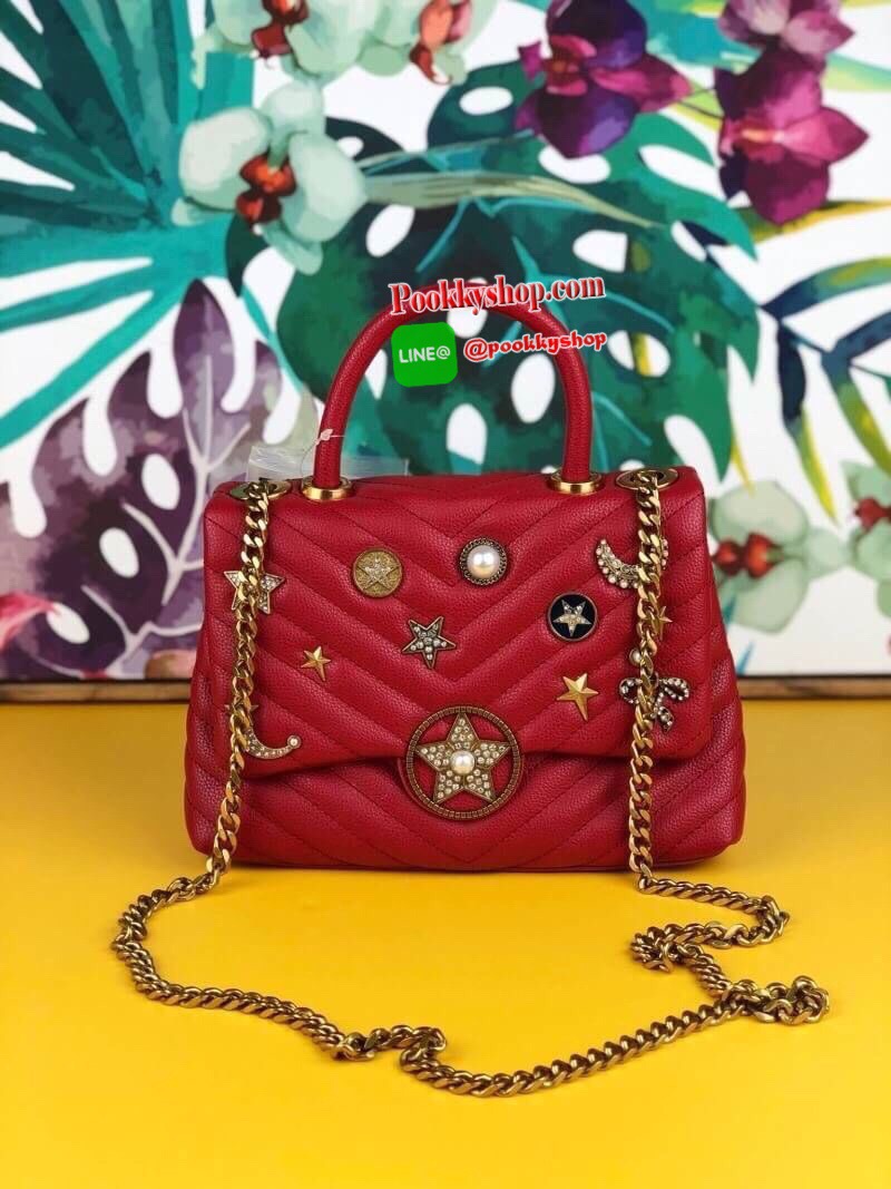 LYN ABSOLUTE DREAM กระเป๋าถือ/สะพายสายโซ่สีคลาสสิค วางอยู่ทรง มีหมุดรองฐาน 4 มุม ตัวกระเป๋าเดินด้ายลายเชฟรอนพร้อมประดับลายน่ารัก เปิดปิดด้วยกระดุมแม่เหล็ก ด้านในแบ่งเป็น 2 ช่องใหญ่ จุของพอสมควรค่ะ ใส่ iPhone plus/กระเป๋าเงินใบกลางได้เหลือๆ เลยค่ะ สายสะพาย