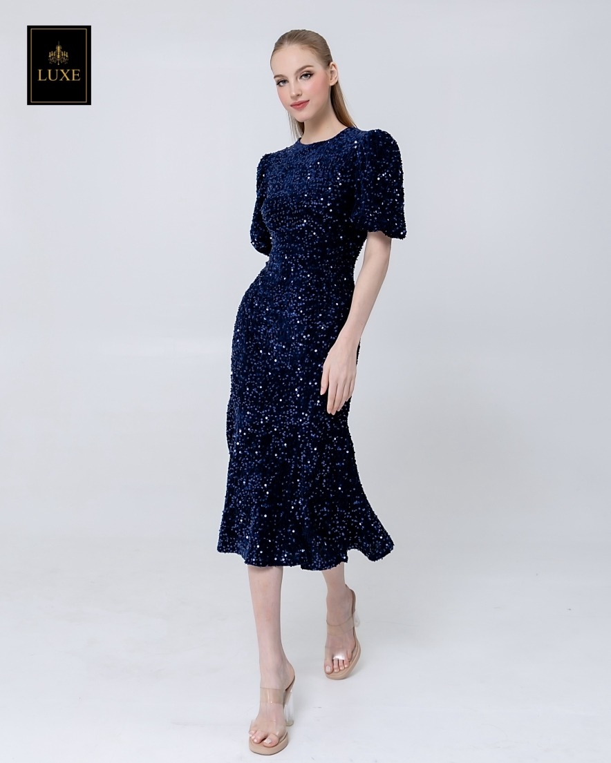 เดรสเสื้อคอกลม แขนสั้นปลายแขนพอง ชายกระโปรงบานเล็กน้อย