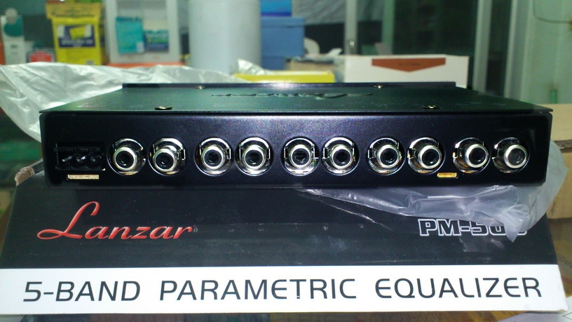 ด้านหลังของ ปรีแอมป์รถยนต์ 5 แบนด์ ยี้ห้อ LANZAR รุ่น PM-500