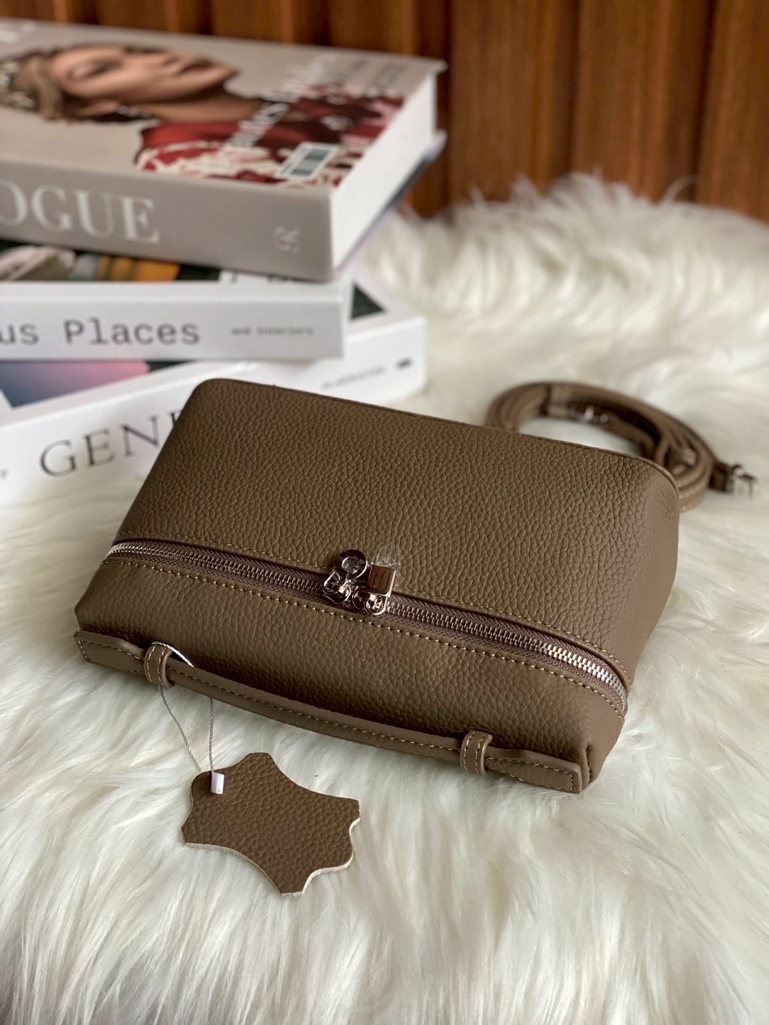 LP กระเเสเรียบหรูดูเเพงเเบบไม่ตะโกน ต้องยกให้รุ่นนี้เลยค่า งานตัดเย็บสวยมากกก เป็นหนังวัวเเท้ สัมผัสดีมากก จุของให้ครบ มือถือใส่ได้ทุกรุ่น มาพร้อมสายสะพายยาว