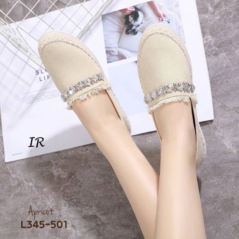 แบบขายดี!!! พร้อมส่ง สำหรับสาวที่กำลังมองหารองเท้าไอเทมสวยๆ ดีไซน์เก๋ๆ ร้านขอแนะนำคู่นี้เลยค้า ผ้าใบแคนวาสแต่งอะไหล่เพชรคาด พื้นนิ่ม เสริมยกพื้นหนา 1 นิ้ว ส้นยางกันลื่น งานดีพรีเมี่ยม ใส่สวยวิบวับ แนะนำเลยคร้า