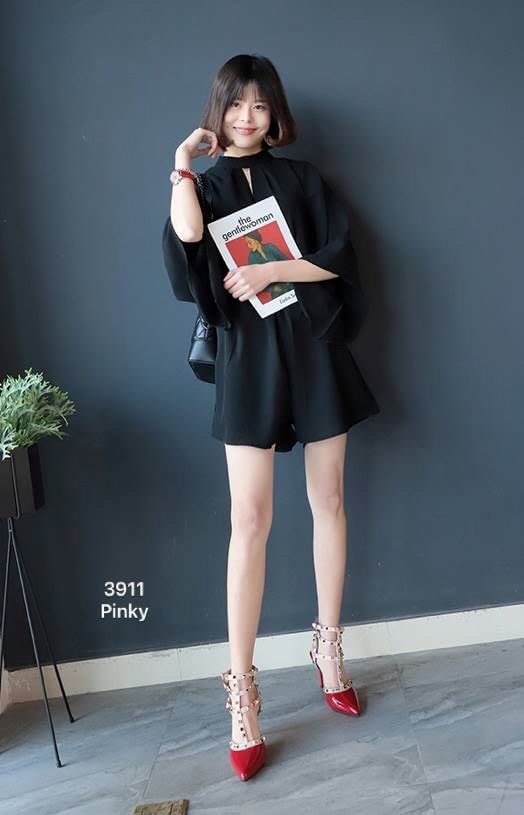 พร้อมส่ง มาใหม่จ้าา วาเลนหมุดหลากสี 3911 รองเท้าสไตล์เกาหลีงานนำเข้าวาเลนหมุดหลากสี งานแบรนด์หรู รุ่นนี้หายากจ้า มีร้านนี้น้าาาา รอบนี้มาน้อย งานหนังแก้ววาวๆ สวยวิ้ง แต่งอะไหล่หมุดหลากสีให้ดูเก๋ ไม่ซ้ำใครสายรัดส้นแบบเกี่ยวปรับระดับได้ จะใส่ทำงาน ใส่ออกงาน