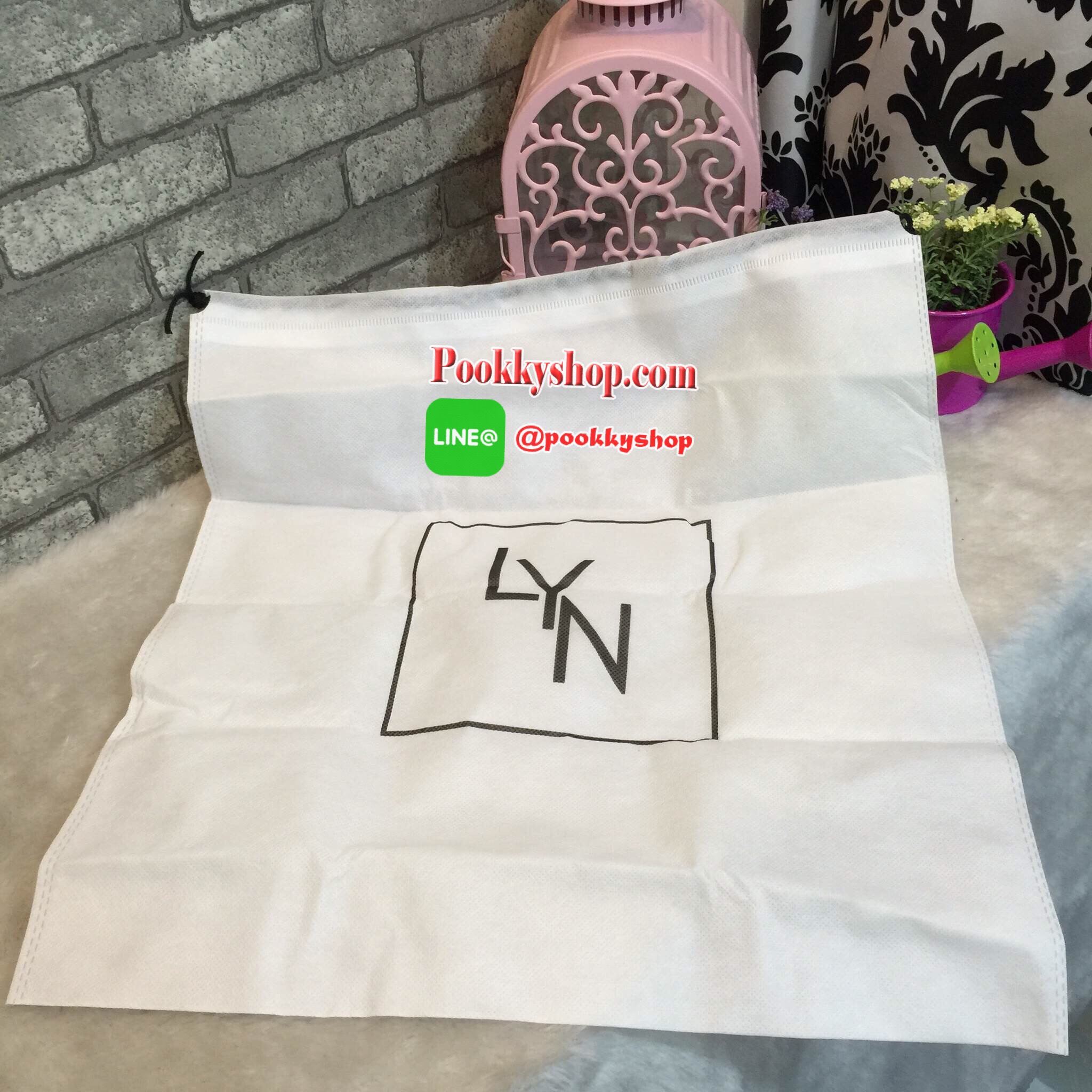 เป้ LYN EVITA BACKPACK กระเป๋าสะพายหลัง ยี่ห้อ LYN แท้ รุ่นใหม่ชนชอป 2017 กระเป๋าเป้ขนาดกะทัดรัด วัสดุหนังPU มุมกระเป๋าทั้ง4มุมและฐานด้านล่าง มีโลหะและหมุดสีทองทั้งสีด้าน ทำให้ตั้งอยู่ทรงได้ง่ายขึ้น หัวซิปปั้มโลโก้ทุกจุด มีช่องซิป2ช่องใหญ่ ยังมีด้านหน้าแต