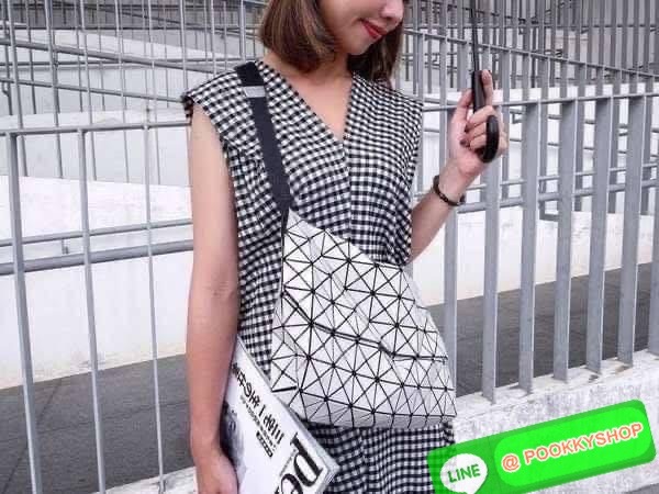💕Baobao Issey Miyake Prism Sac ชาวมินิมอลทั้งชายและหญิงต้องถูกใจรุ่นนี้ เพราะ Prism Sac เป็นกระเป๋าแบบ unisex ที่มาพร้อมกับความเรียบง่ายของวัสดุเนื้อแมตต์ แต่ให้ลุคสไตล์เท่แบบคูลๆ โดดเด่นด้วยดีไซน์ที่ออกแบบมาให้ใช้งานที่ง่าย ตอบโจทย์ทุกสถานการณ์ฝา