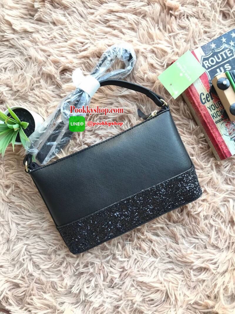 Kate Spade New York Greta Court Ramey Gritter Crossbody Bag กระเป๋าสะพายที่มีดีเทลเป็นกริชเตอร์วิ้งที่ก้นกระเป๋า ด้านบนหนังsaffiano เปิดปิดด้วยซิปเดียวด้านบน ภายในใส่กระเป๋าสตางค์ยาว มินิไอแพคได้ สายสะพายยาว118cmปรับไม่ได้ ขนาดกำลังดีสวยน่าใช้เลยคร้า!!