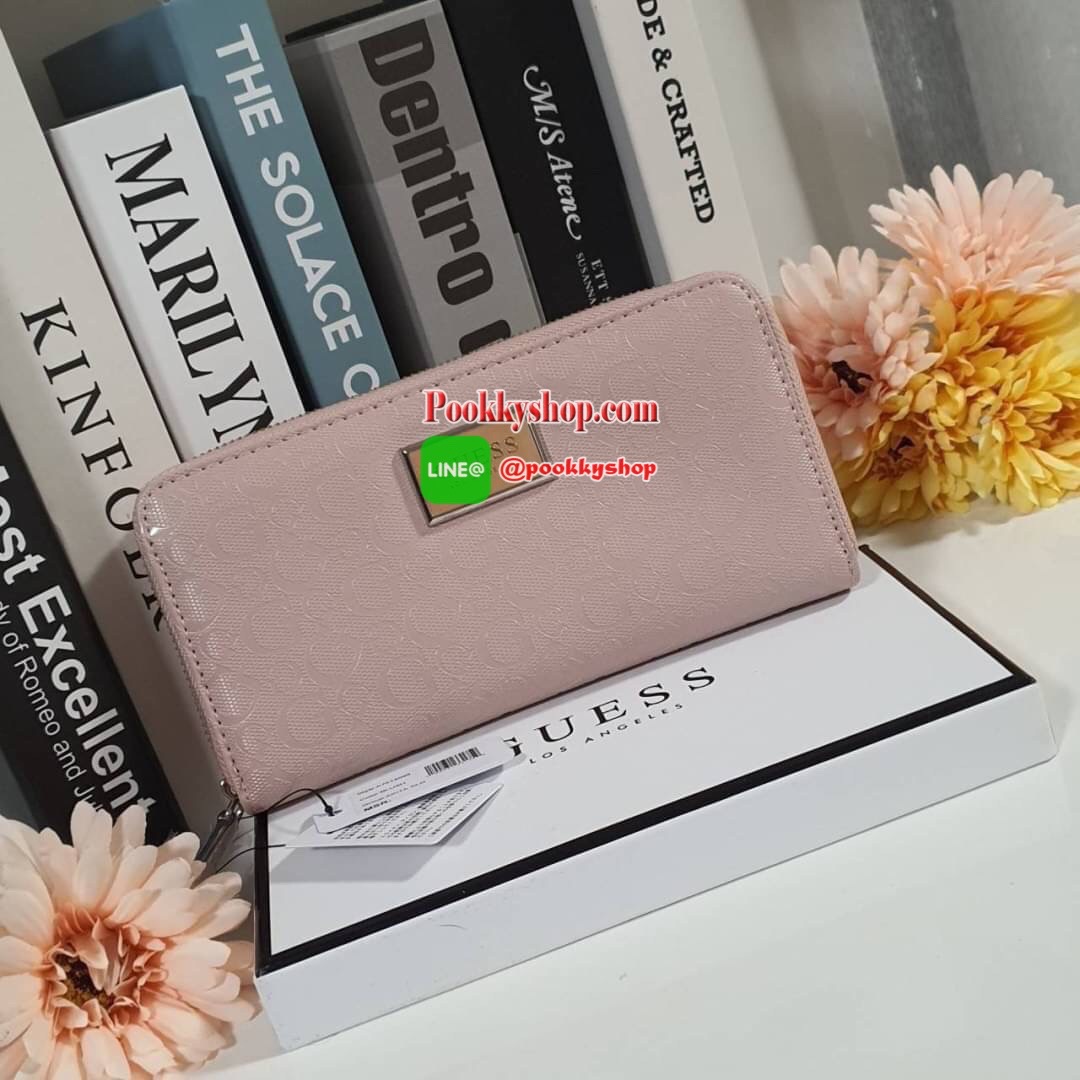 GUESS WOMEN'S WALLET กระเป๋าตังค์แบบซิปรอบ หนังลาย SAFFIANO ประดับโลโก้แบรนด์ด้านบน ด้านในมีซิปกลาง ไว้ใส่เหรียญ มีช่องใส่บัตรหลายช่อง ช่องใส่ธนบัตรมี2ช่องใหญ่ น้ำหนักเบา อุปกรณ์ครบ ห้ามพลาดค่า!