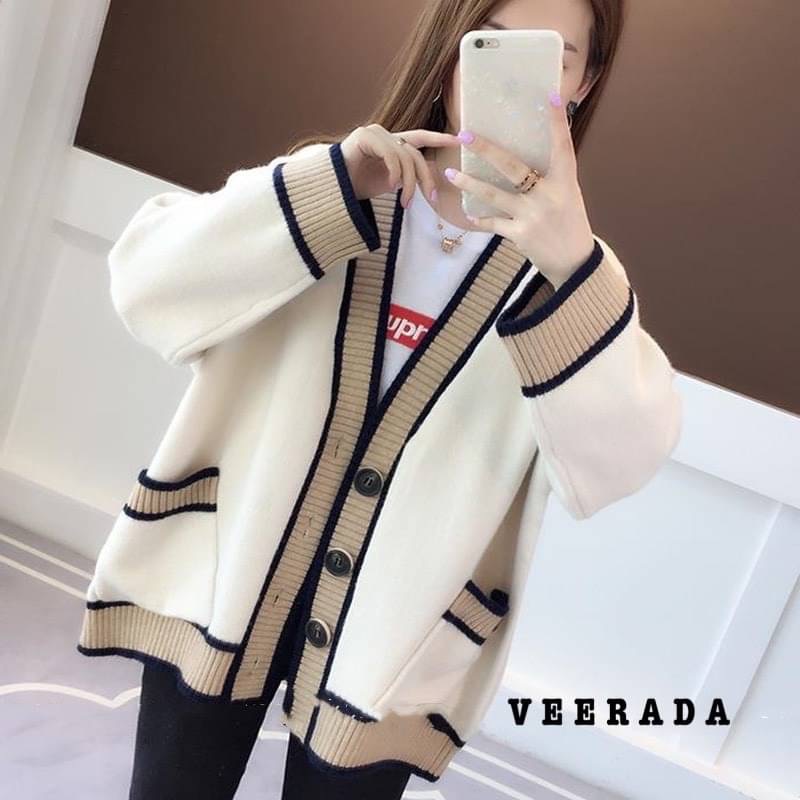 🌸New Collection🌸 Veerada Buttom Sweater เสื้อคลุมเทรนด์ใหม่ มาแรงงานกับการคลุมตัวใหญ่มีกระเป๋าหน้า เนื้อผ้านิ่มมาก ลายพื้นตัดลายเส้น น่ารักใส่ได้กันทุกวัยเลยจร้าเป็นขนาดฟรีไซส์