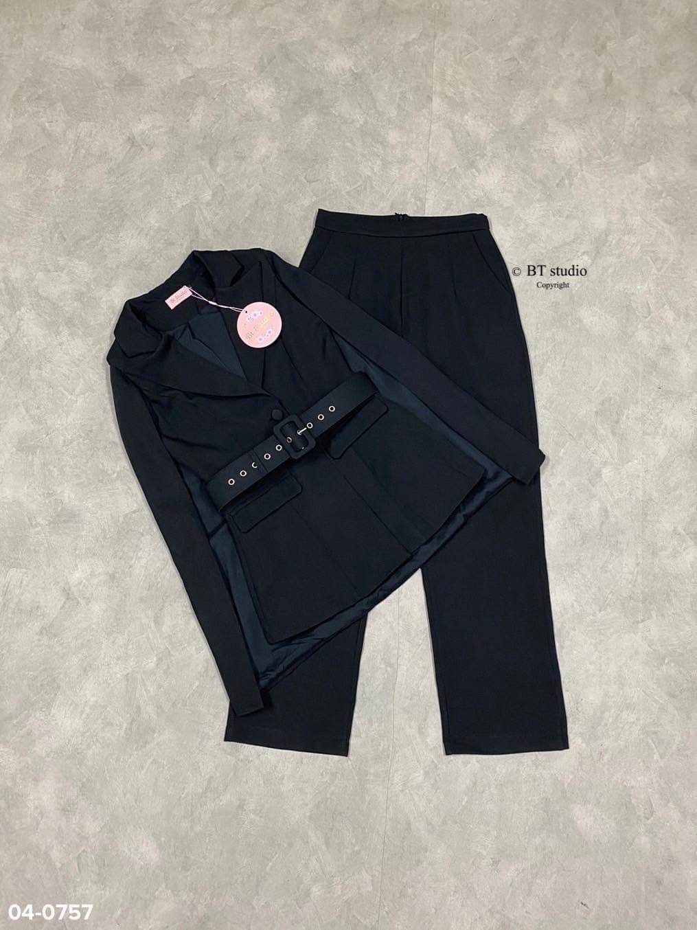 เซท 3 ชิ้น เสื้อเบเซอร์แขนกุด แต่งแขนเป็นผ้าคลุม กระดุมหน้า มาพร้อมเข็มขัด แมทซ์กับกางเกงขายาวมีกระเป๋าข้างใช้งานได้จริง ลุค CEO แบบ สวย หรู ดูแพงจ้าาา