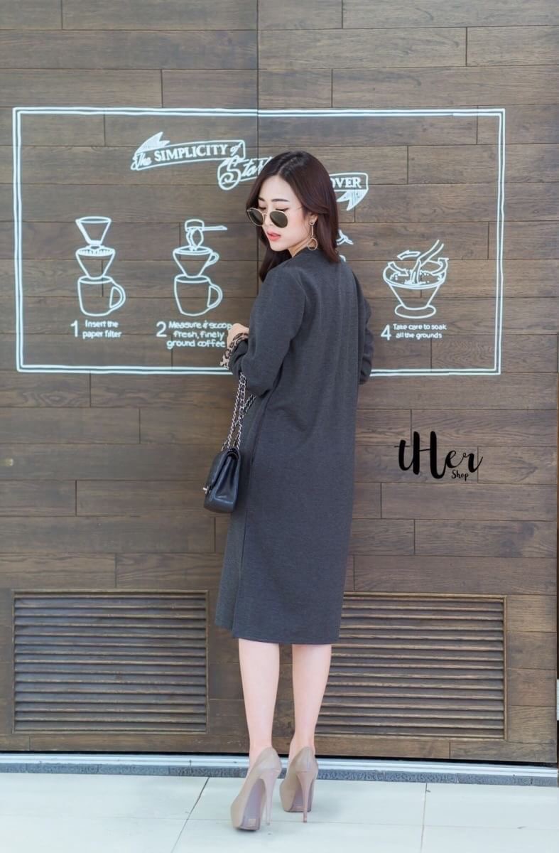 • tHer sHop • มาเพิ่มค่า Long Dress เดรสคอกลมแขนยาวทรงสวย ดีเทลแต่งปลายแขนลายเสือด้านหน้าสกรีนตัวอักษร แต่งกระเป๋าข้าง ใช้เนื้อดี ผ้าหนานิ่มใส่สวย ตัวเดียว ใส่เที่ยวใส่ชิวได้เลยค่ะ