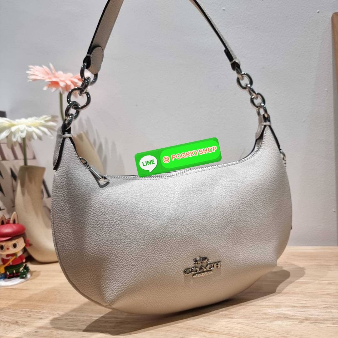 COACH CE620 PAYTON HOBO IN SIGNATURE CANVAS คอลเลคชั่นใหม่ 2023 มาแรงเกินต้าน ด้วยรูปทรงโฮโบสุดคลาสสิค สะดวกใช้ได้ในทุกวัน ขนาดกะทัดรัด แต่จุของได้เต็มที่ วัสดุหนังแคนวาสเคลือบลาย น้ำหนักเบา เปิดใช้งานด้วยซิป สายสะพายในตัวหนังสลับโซ่ ภายในเป็นช่องโล่ง ใส่