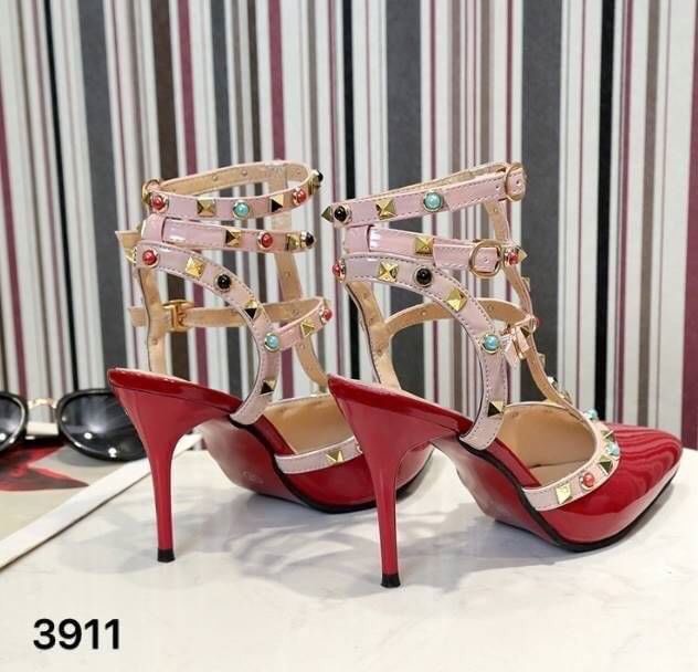 พร้อมส่ง มาใหม่จ้าา วาเลนหมุดหลากสี 3911 รองเท้าสไตล์เกาหลีงานนำเข้าวาเลนหมุดหลากสี งานแบรนด์หรู รุ่นนี้หายากจ้า มีร้านนี้น้าาาา รอบนี้มาน้อย งานหนังแก้ววาวๆ สวยวิ้ง แต่งอะไหล่หมุดหลากสีให้ดูเก๋ ไม่ซ้ำใครสายรัดส้นแบบเกี่ยวปรับระดับได้ จะใส่ทำงาน ใส่ออกงาน