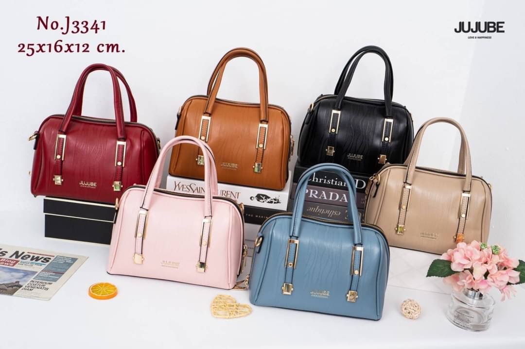 กระเป๋าสะพายข้างผู้หญิง แบรนด์ Jujube ทรงหมอนใบใหญ่ ภายโล่งในกว้าง มี3ช่องใช้งาน จุของได้เยอะคะ