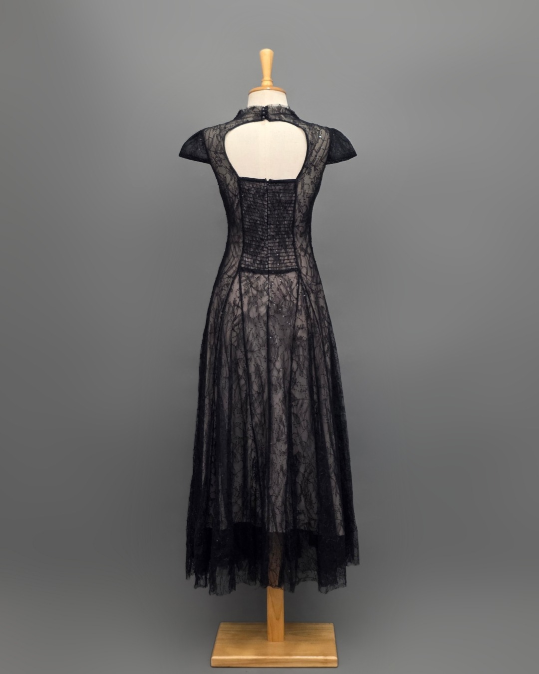 เดรสแฟชั่น เดรสเสื้อคอกลมแขนเต่อ กระโปรงบาน ดีเทลซีทรูที่บ่าและแขน