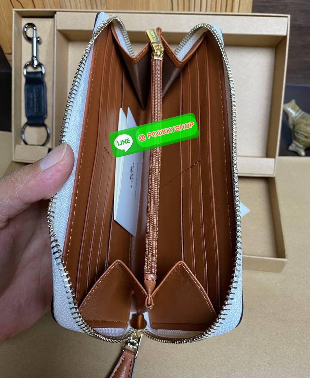 COACH ACCORDION ZIP WALLET IN SIGNATURE CANVAS กระเป๋าสตางค์ใบยาว ซิปรอบ ใช้งานง่าย ด้วยฟังค์ชั้น ด้านใน ใส่บัตรได้จุใจ มีช่องซิปใส่เหรียญตรงกลาง โดนใจหลายๆคนไปเรียบร้อยและคลาสสิค เรียบหรูดูแพงตลอดกาล ยกให้รุ่นนี้เลย