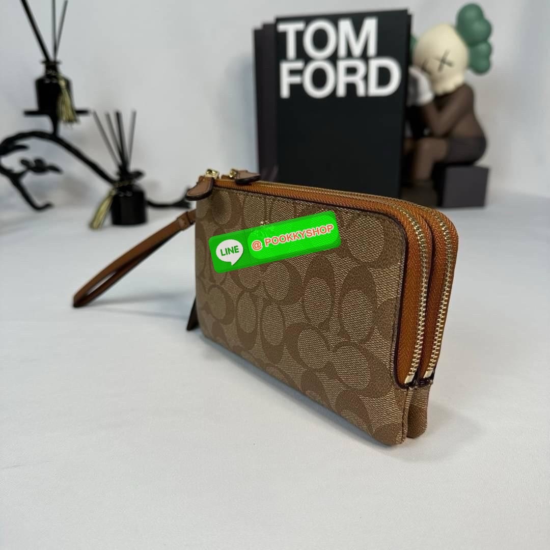 กระเป๋าคล้องมือ COACH 87591 DOUBLE CORNER ZIP WRISTLET IN SIGNATURE CANVAS (COACH 87591 ） กระเป๋าคล้องมือ2เซิปใหญ่ ลายCหนังและ ด้านในเป็นผ้า แบ่งเป็นช่องเล็กๆใส่เหรียญใส่แบงค์ใส่บัตร แล้วแต่จะใส่มีหลายช่อง ใส่โทรศัพท์ได้ทุกรุ่นพร้อมสายคล้องมือ
