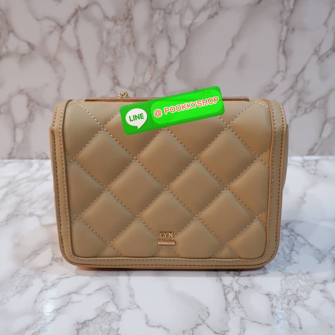 LYN กระเป๋าสะพายข้างรุ่นใหม่ อะไหล่สีทอง หนังนิ่ม ปักลายตาราง ด้านหน้าแต่งด้วยโลโก้แบรนด์ สายกระเป๋าเป็นโซ่สลับหนัง น้ำหนักเบา ด้านในสามารถใส่กระเป๋าตัง โทรศัพท์มือถือ เพาเวอร์แบงค์ มีช่องใส่ของขนาดเล็ก