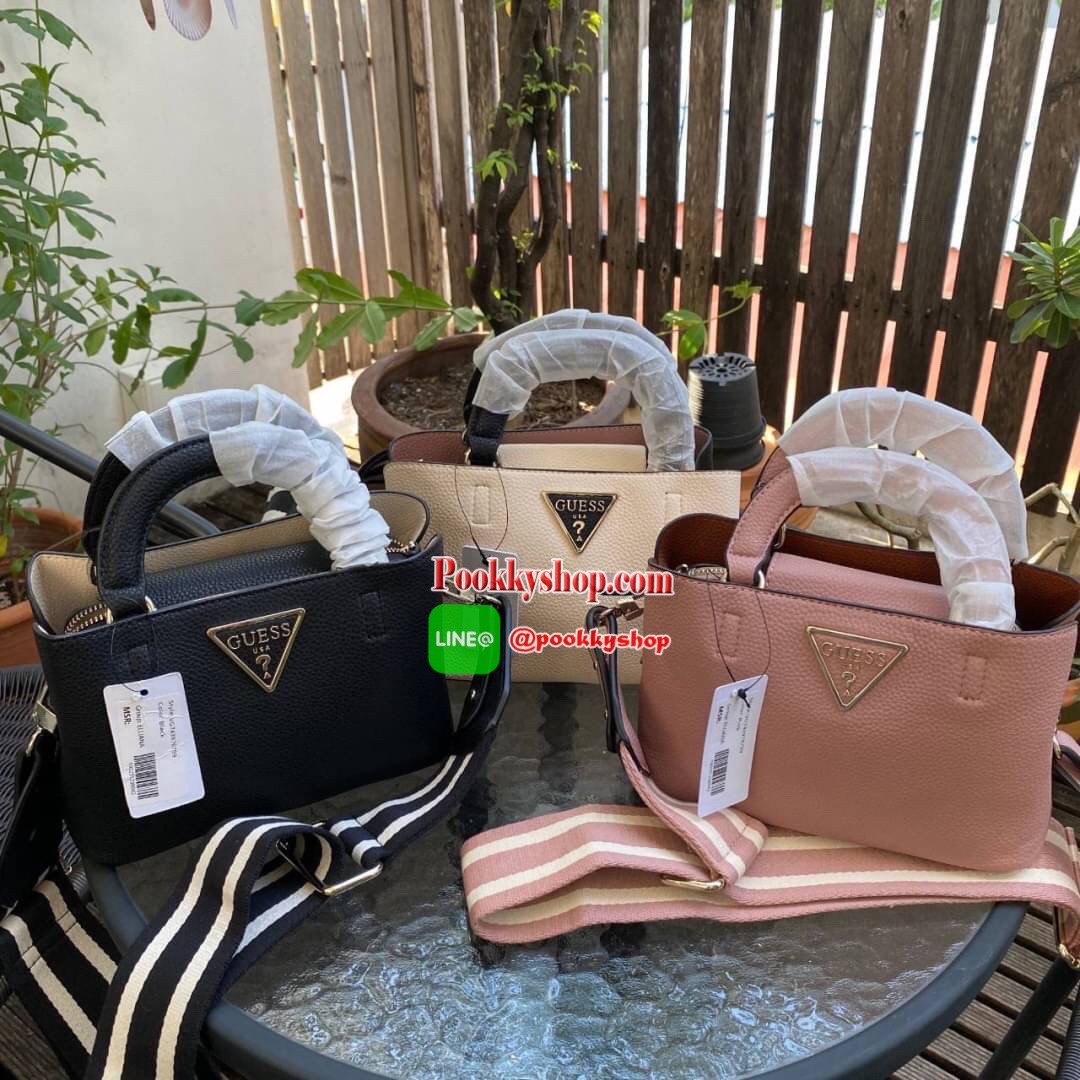 Guess Aretha Mini Satchel กระเป๋าขนาดกระทัดรัด วัสดุทำจากหนัง PU สังเคราะห์นุ่มมือมาก น้ำหนักเบา โลโก้แบรนด์สีทองด้านหน้าดูหรูหรา สายผ้าแคนวาสถอดได้ ด้านในแบ่งเป็นสัดส่วน มีซิป น่ารักมากๆค่ะรุ่นนี้