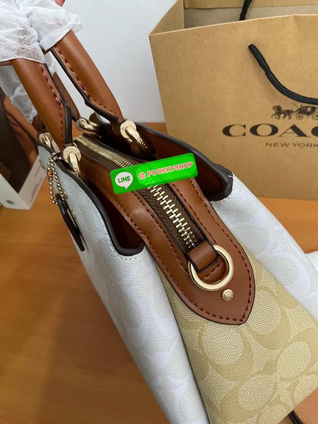 COACH MINI LILLIE CARRYALL IN SIGNATURE CANVAS ( C267 ) ทรงถังมินิ กระเป๋าสะพายไหล่ หรือ สะพายข้าง ขนาดกำลังน่ารัก ผ้าใบเคลือบซิกเนเจอร์แบรนด์ หนังเรียบลื่น แบ่งเป็น 3 ช่องใช้งาน ช่องซิปตรงกลาง| 2 ช่อง ปิดด้วยกระดุมแป๊ก ซับในผ้า สายยาวถอดออกได้