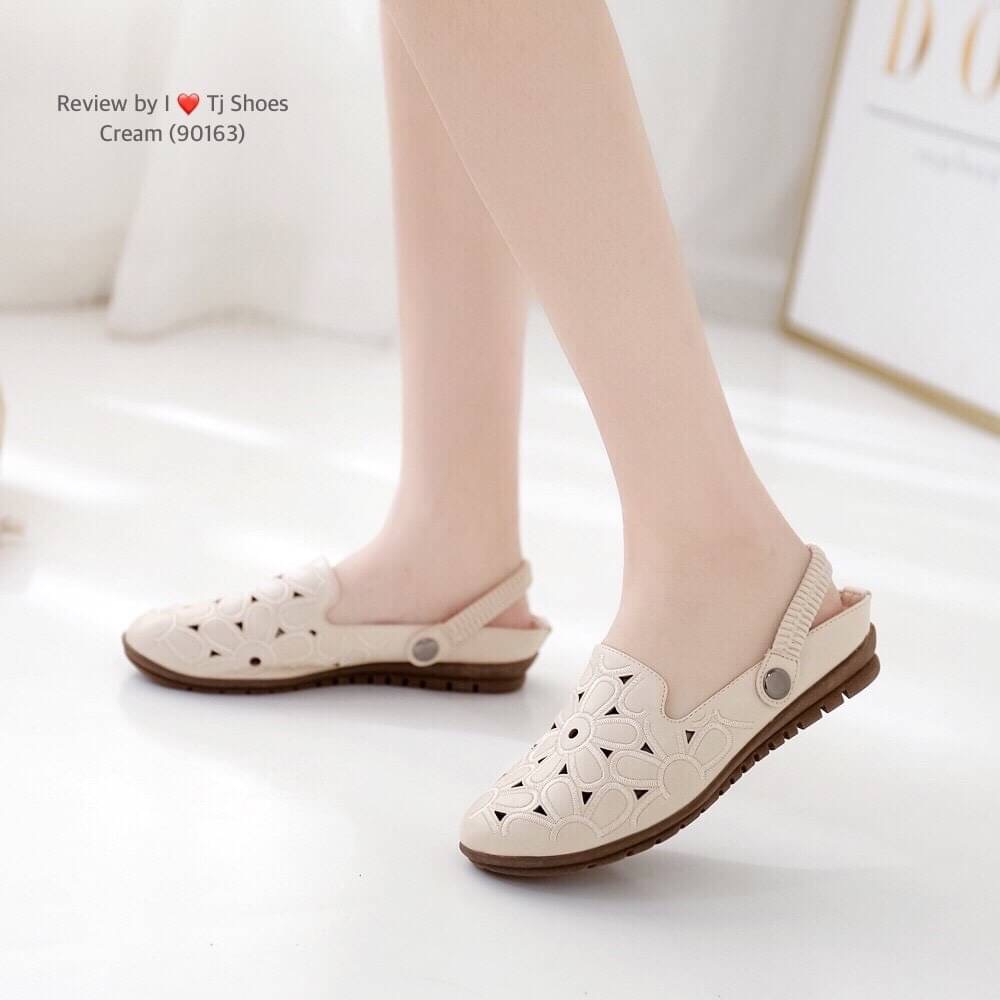 พร้อมส่งรองเท้าเพื่อสุขภาพ ที่ทั่งเกร๋ทั้งน่ารักสุดๆ รองเท้ารุ่นนี้เป็นงานสั่งทำพิเศษ หนังนิ้มนิ่ม ฉลุลายน่ารักๆ มีรูระบายอากาศใส่แล้วเท้าไม่อับ สายยางยืดปรับขึ้นลงได้ ใส่ได้ 2 แบบ น้ำหนักเบา ใส่นุ่มเดินทั้งวันได้สบายมากๆ ส้นยางเกรดพรีเมี่ยมอย่างดี แมทกับ