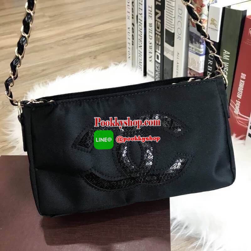 ไอเท็มแนะนำ! รุ่นใหม่ล่าสุด Chanel Cosmetic Cluth Bag With Chain กระเป๋าถือหรือสะพายพรีเมี่ยมเเท้จาก Chanel Cosmetic Counter VIP Gift วัสดุ Nylon&Polyester 100% สีดำประดับโลโก้แบรนด์วิ้งๆสวยหรูดูดี เปิดปิดด้วยซิป หัวซิปแบรนด์อะไหล่ทอง ซับในสกรีนโลโก้ ภายใ