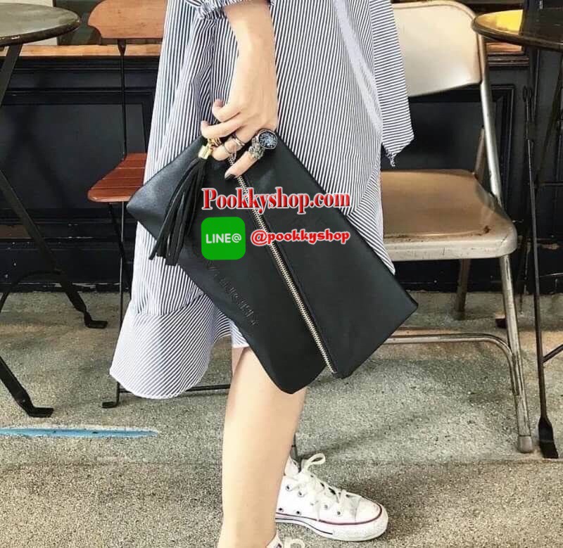 รุ่น BEST SELLER มาเพิ่มอีกรอบคะ กระเป๋า Givenchy shoulder bag หนัง PU เนื้อดี ดีไซด์เก๋มากคะ ด้านหน้า ปั้ม logo brand หัวซิป ประดับพู่ ด้านในบุด้วยผ้า water proof ปั้ม logo brand มีช่องเล็กใส่ของจุกจิกคะ