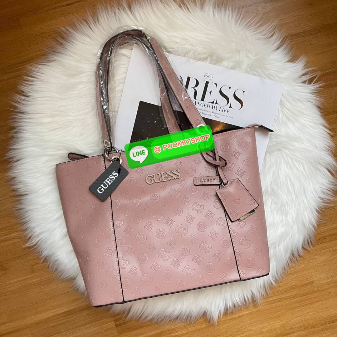 Guess กระเป๋าทรงช้อปปิ้ง หนังดี ปั๊มลายโลโก้แบรนด์รอบใบงานสะพายไหล่ เปิดปิดด้วยซิป มีหมุดรองฐาน ด้านในซับในแบรนด์อย่างดี