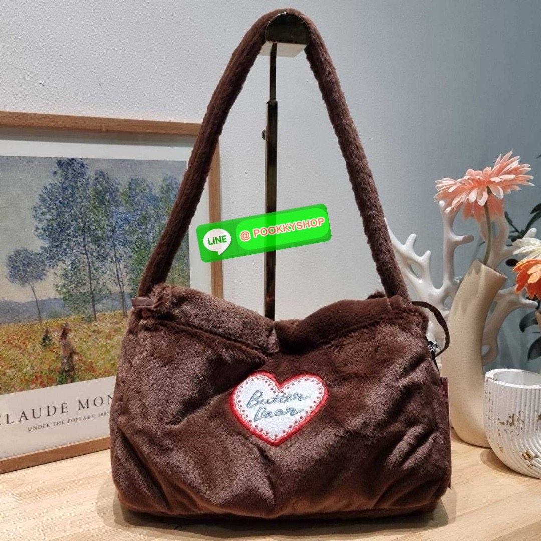 Gentlewoman x Butterbear fluffy dumpling bag 🔆 Details กระเป๋าที่มัมหมีต้องไม่ปล่อยผ่าน น้องหมีเนยน่ารักไม่ไหว และมาในรูปแบบกระเป๋า dumpling สุดฮิต บอกเลยว่าเหมาะกับคริสต์มาสที่จะถึงนี้มาก ดีไซน์น้องหมีเนยโดดเด่น ปากกระเป๋าสามารถรูดเก็บทรงได้ และม