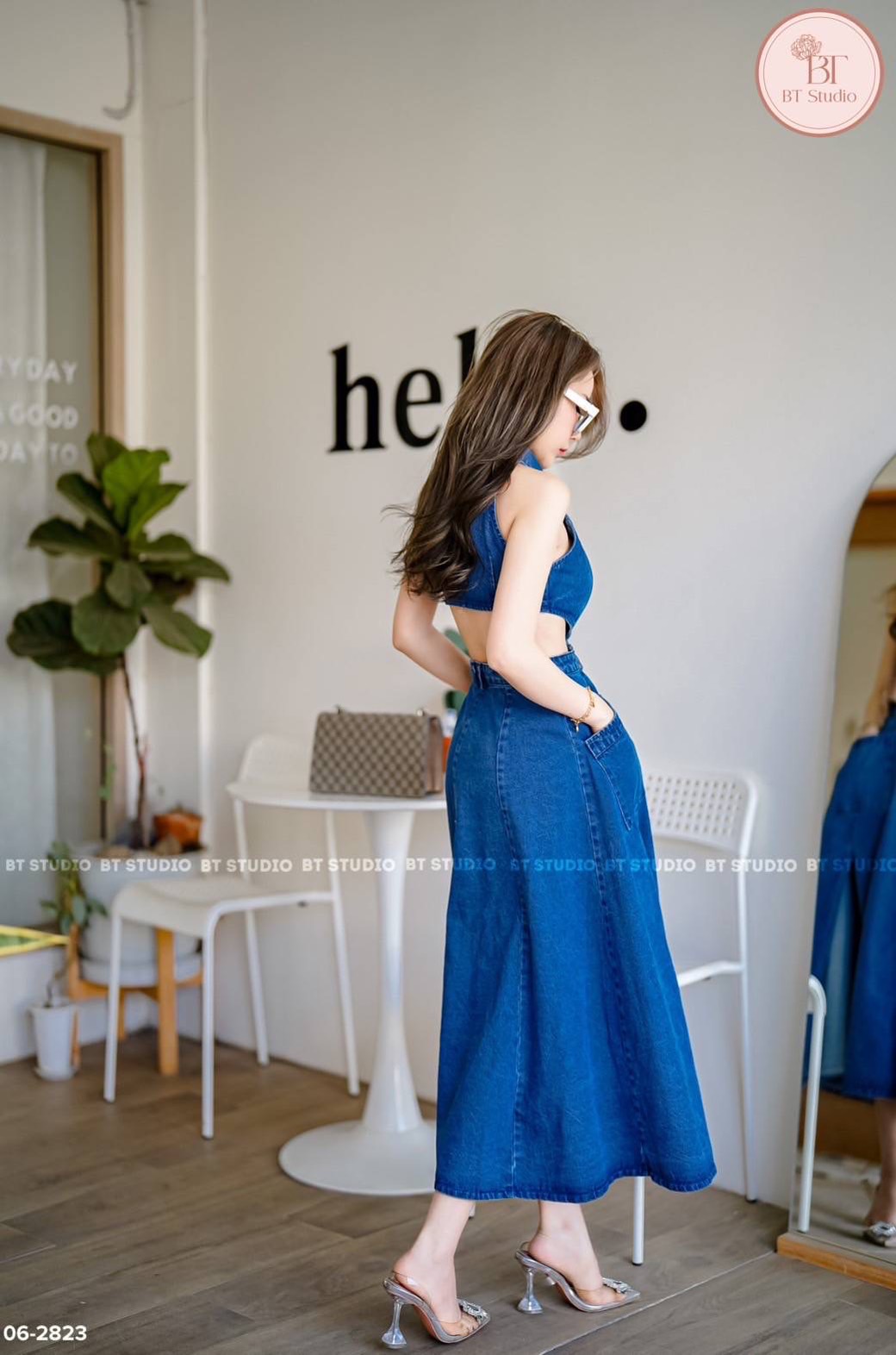 เดรสแฟชั่น เดรสยีนส์แขนกุดคอปกกระดุมหน้า เว้าเอวไปด้านหลัง ผ่าข้างสูงด้านหน้าทั้งสองข้าง