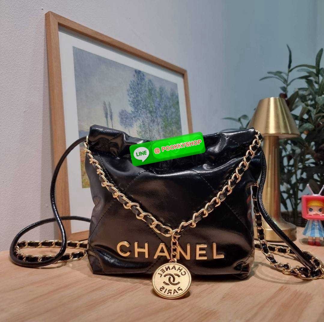 Chanel 22 mini bag 🔆 Details เกินต้านที่สุดกับไอเท็มนี้ ที่สาวๆหรือใครๆก็ต้องมีแล้ว!! มาในไซส์มินิ น่ารักจริงจัง!! แค่เห็นก็หลงรัก กับกระเป๋าสะพาย ดีไซน์เรียบแต่มีความหรูแอบซ่อนอยู่ ด้วยความโดดเด่นจากสายสะพายโซ่สีทอง และเหรียญโลโก้ เพิ่มความแพงไปอ